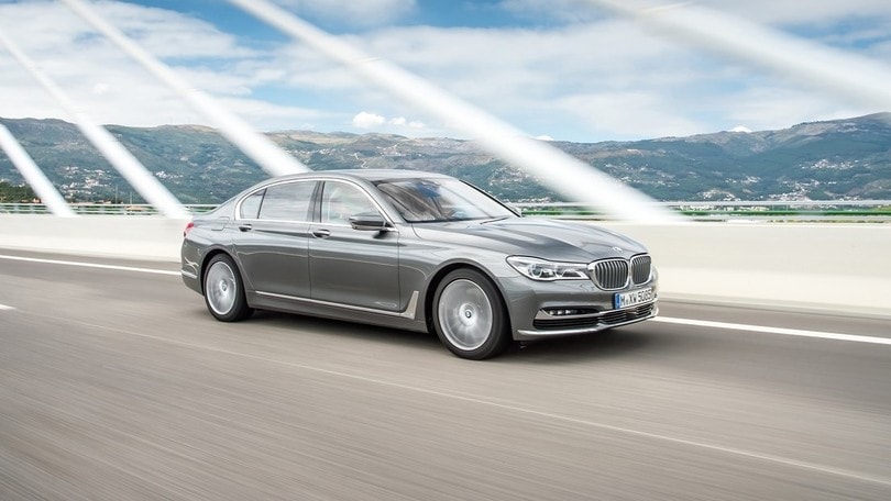 BMW, la Serie 7 con 4 turbo e le nuove M Performance