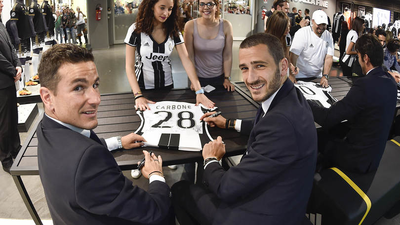 Juventus, Bonucci: niente Coverciano ma tanti selfie con i tifosi al JStore