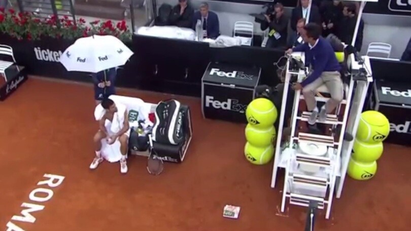 La pioggia disturba Djokovic, che proteste con l'arbitro: «Non voglio più giocare»
