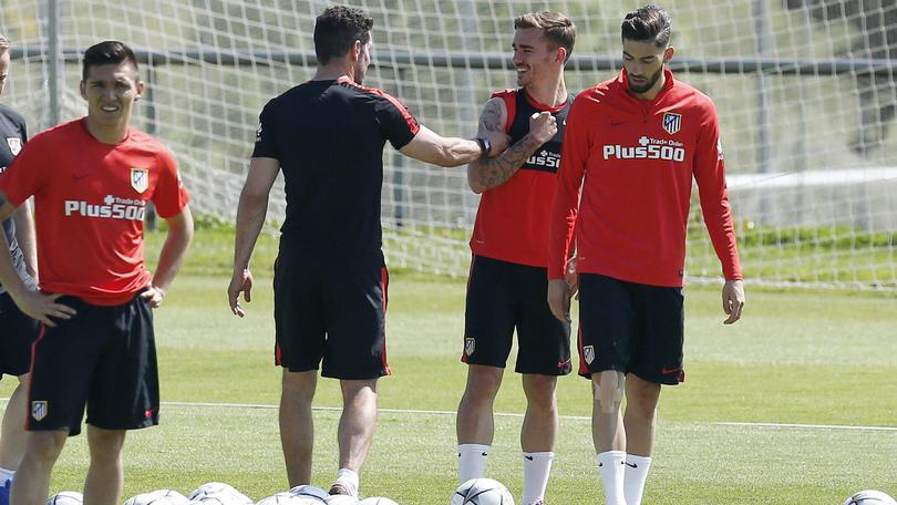 Atletico Madrid, Simeone scherza con Griezmann in allenamento