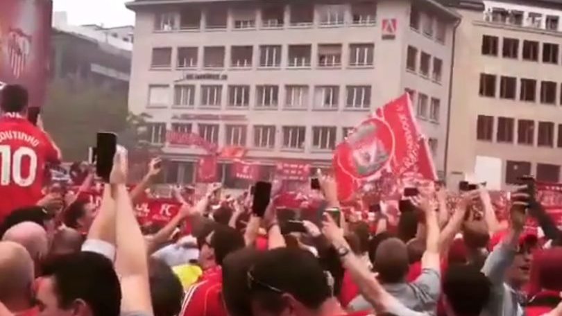 I tifosi del Liverpool cantano "You'll never walk alone" a Basilea