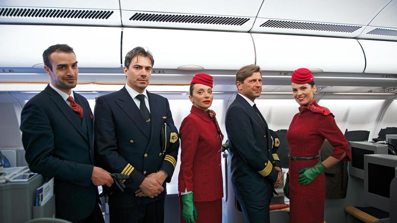 Alitalia, dopo vent'anni nuova collezione firmata dallo stilista Bilotta: c'è anche il rosso