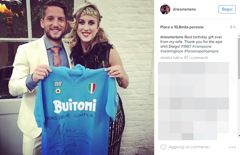 Napoli, Mertens sfoggia la maglia di Maradona: «Il regalo più bello di sempre»