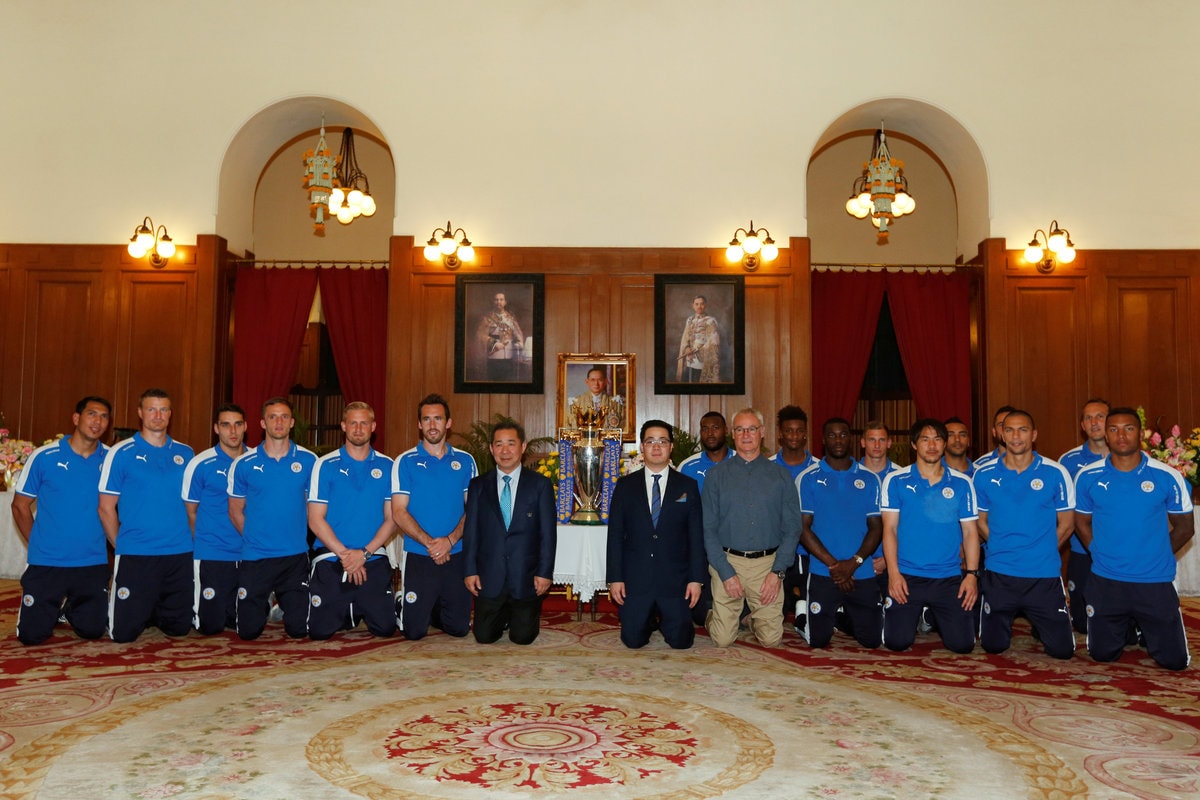 Premier League, Ranieri e il Leicester accolti da eroi a Bangkok