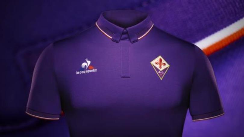 Fiorentina, ecco la nuova maglia con il colletto vintage