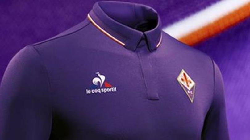 Fiorentina, presentata la nuova maglia. Torna il colletto