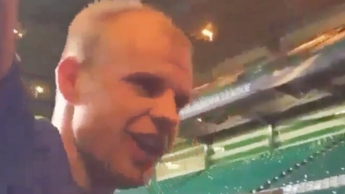 Klaassen fa partire i cori, eccolo capo-tifoso