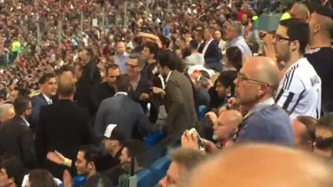 Russel Crowe abbraccia Del Piero in tribuna all'Olimpico