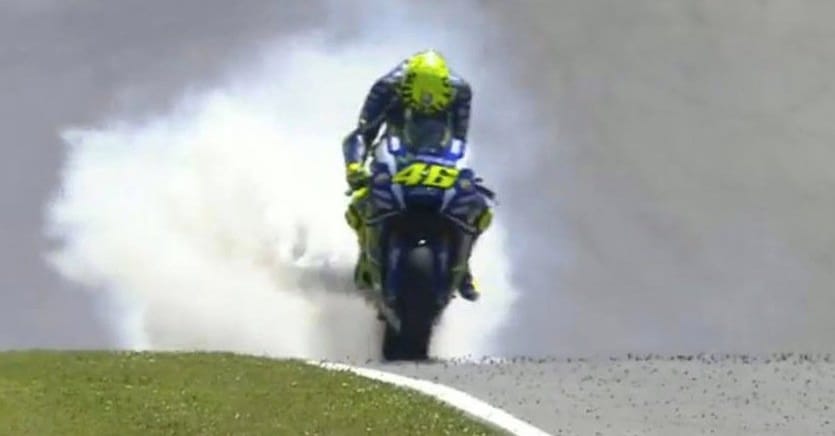 MotoGp Mugello, Rossi rompe il motore e va fuori