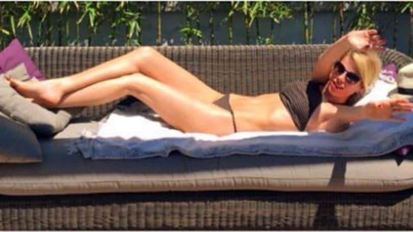 Marcuzzi, relax in bikini. Ma c'è un paparazzo...