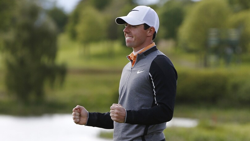 Golf, Rory McIlroy vince e dona il premio!