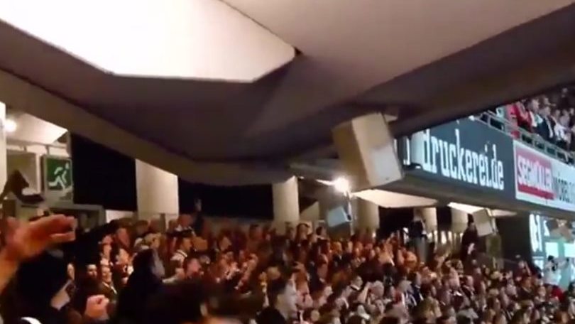 I tifosi saltano, lo stadio trema
