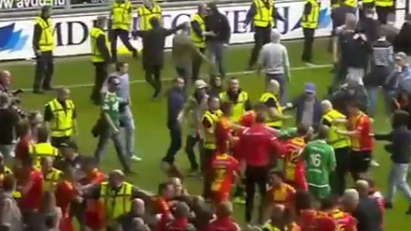 I calciatori festeggiano, ma finisce in rissa con i tifosi avversari