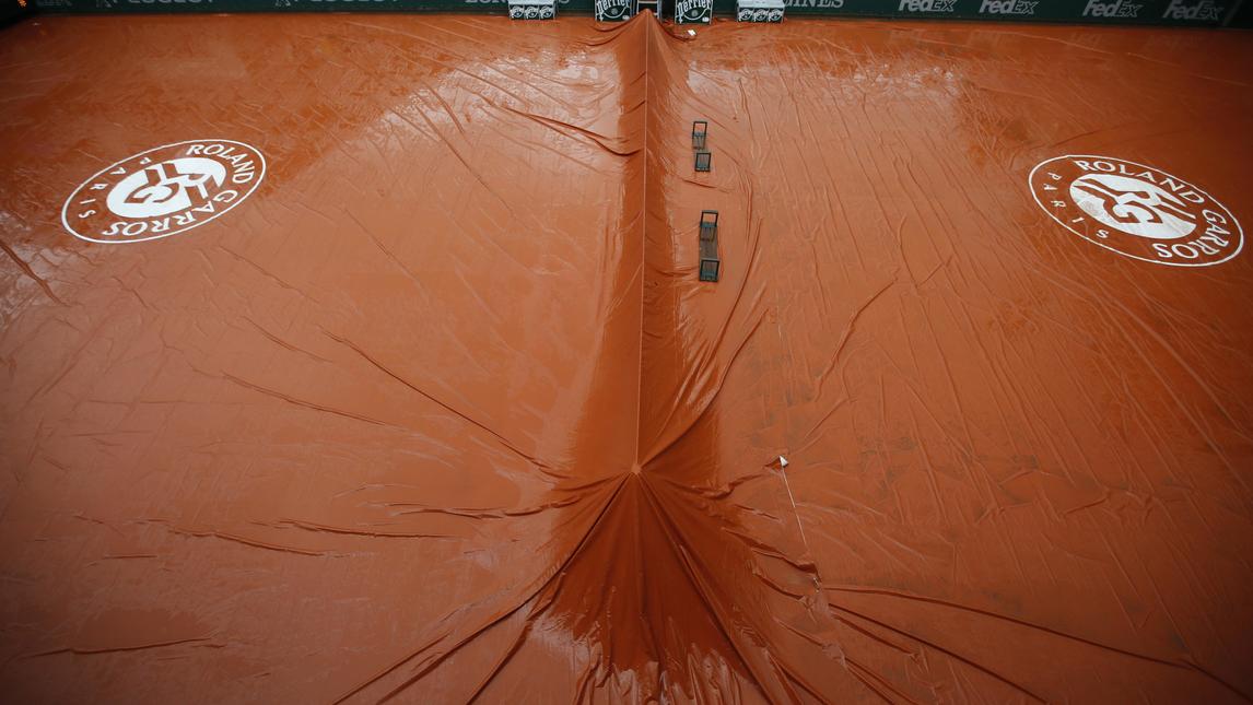 Tennis Roland Garros, la pioggia rallenta il programma