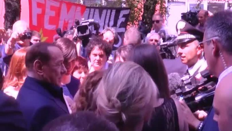 Berlusconi: "I cinesi mi vogliono cacciare"