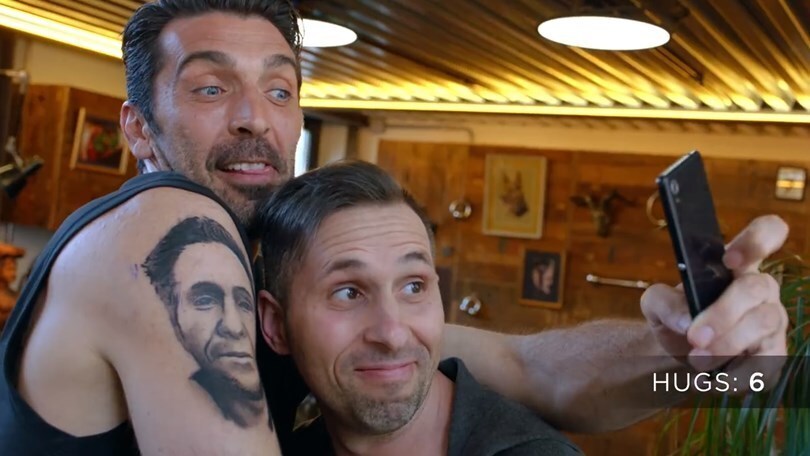 Buffon si tatua la faccia del tifoso. E il fan reagisce così