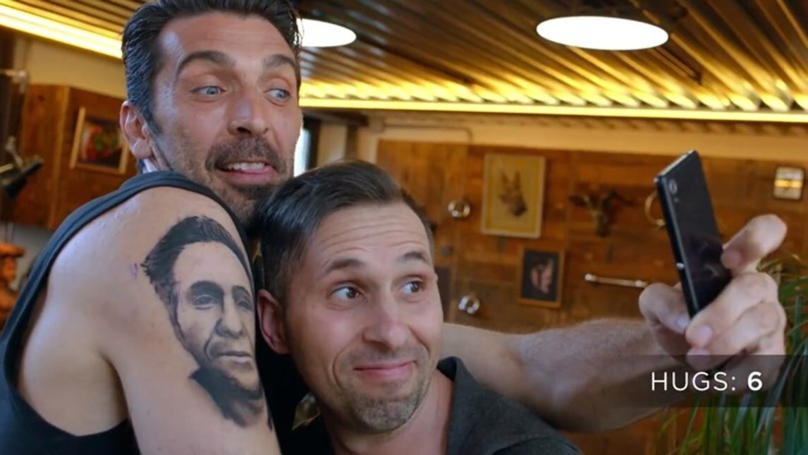 Buffon, tatuaggio con la faccia del tifoso. Che reagisce così