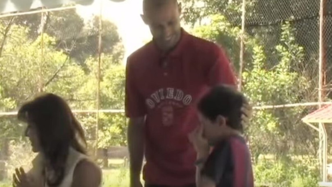 Il bambino incontra Mascherano e scoppia a piangere