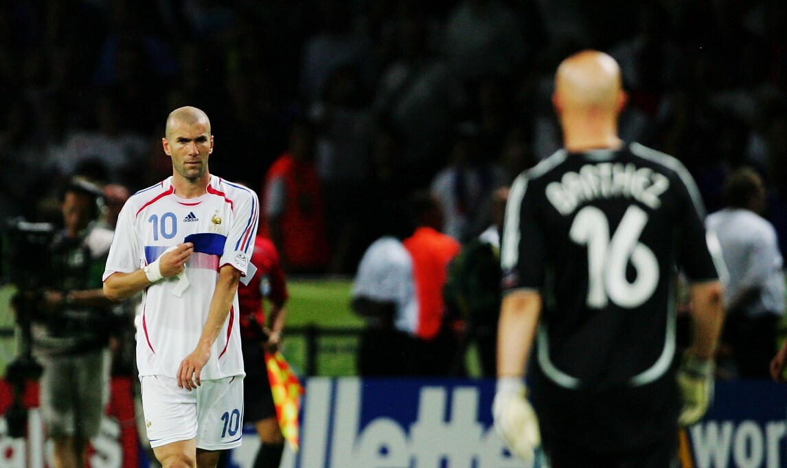 Esposta a Milano la statua della testata di Zidane a Materazzi
