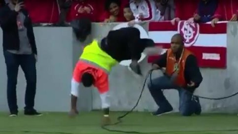 Brasile, il ballo dello steward più pazzo del mondo