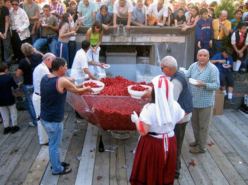 Torna a Nemi la sagra delle Fragole