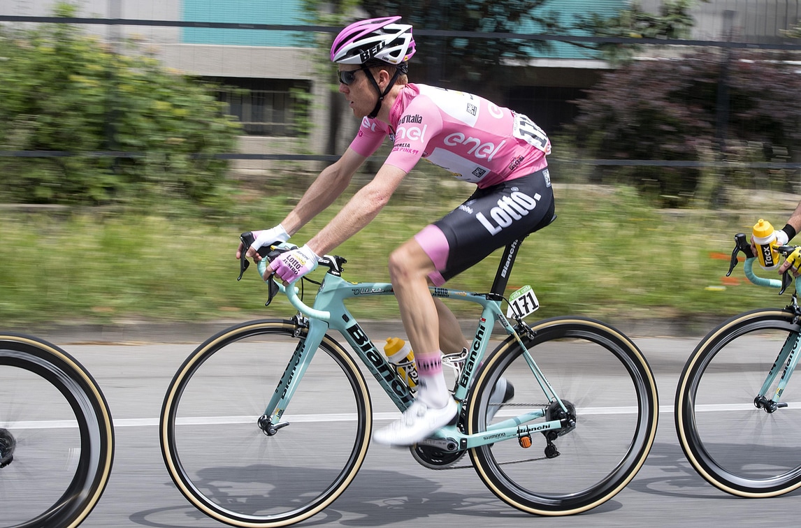 Giro d'Italia: cade la maglia rosa, a terra anche Zakarin