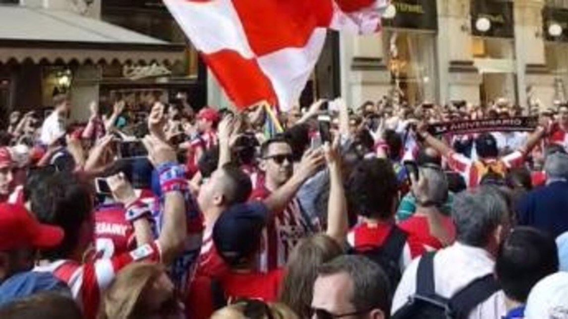 I tifosi dell'Atletico cantano un giorno all'improvviso