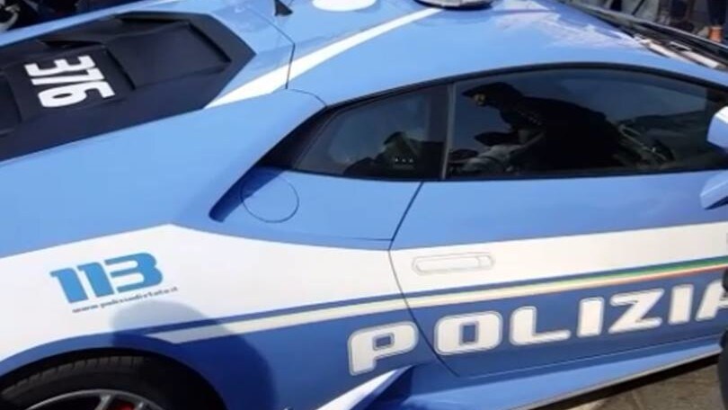 Champions, in Piazza del Duomo c'è la Lamborghini della polizia