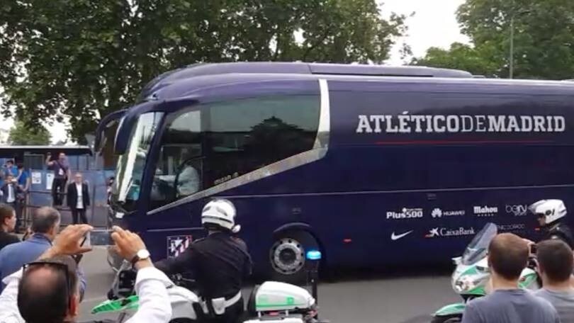 Il pullman dell'Atletico Madrid a San Siro: fischi dai tifosi del Real