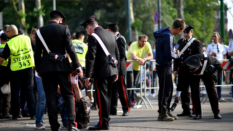 Champions League: i controlli di sicurezza fuori dallo stadio San Siro