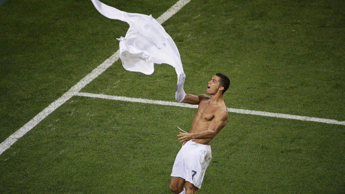 Champions, Ronaldo realizza il rigore decisivo: via allo spogliarello