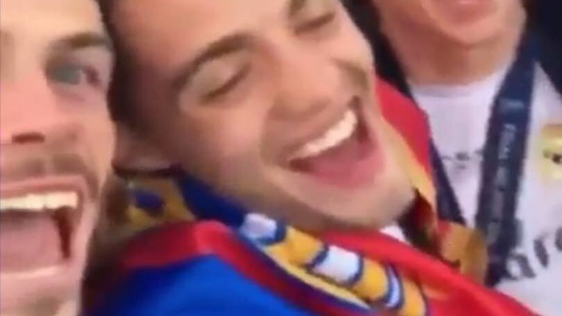 Kovacic e Bale, che coppia: cantano "We are the champions"