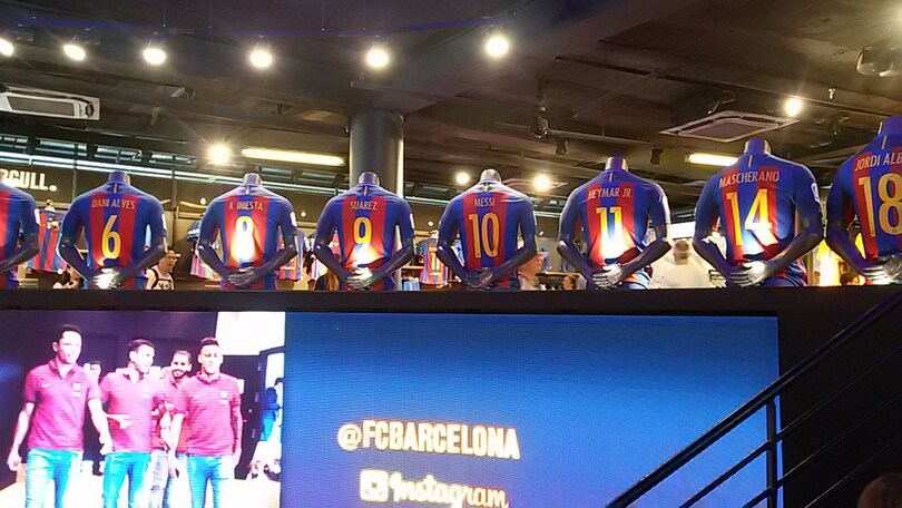Dani Alves e Mascherano via dal Barcellona? Negli store le maglie ci sono ancora