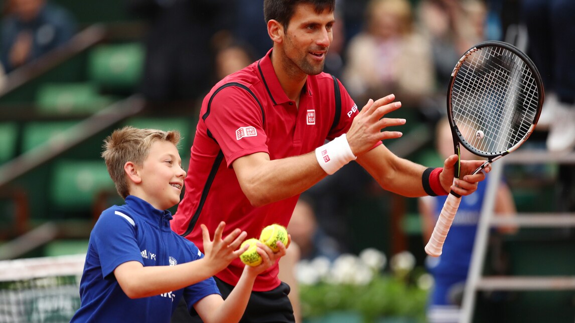 Roland Garros, Djokovic festeggia la semifinale con il raccattapalle