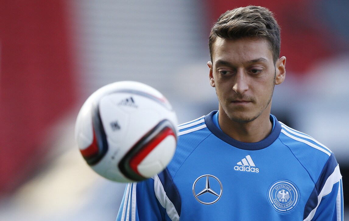 Germania, leader xenofobo attacca Ozil per un viaggio alla Mecca