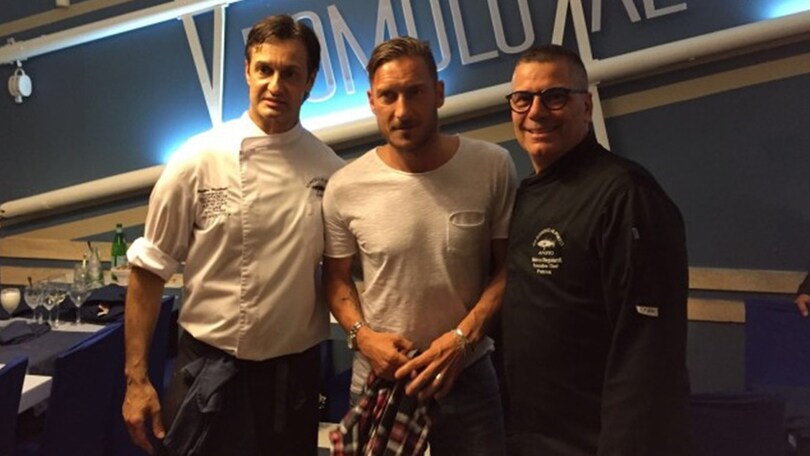 Totti a cena, bagno di folla ad Anzio