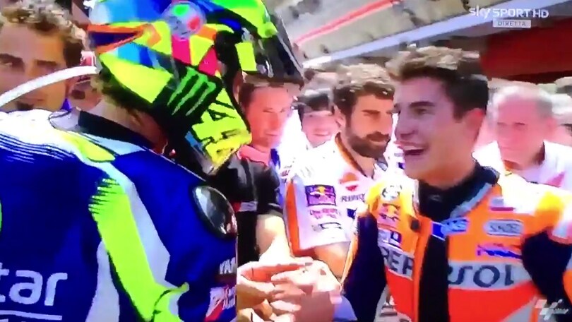 MotoGp, Marquez: «Stretta di mano di Rossi molto importante»