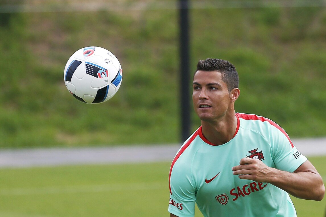 Euro 2016, il Portogallo si allena: Ronaldo cerimoniere riceve il primo ministro Costa