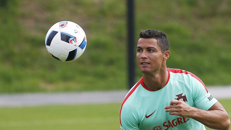 Euro 2016, il Portogallo si allena: Ronaldo cerimoniere riceve il primo ministro Costa