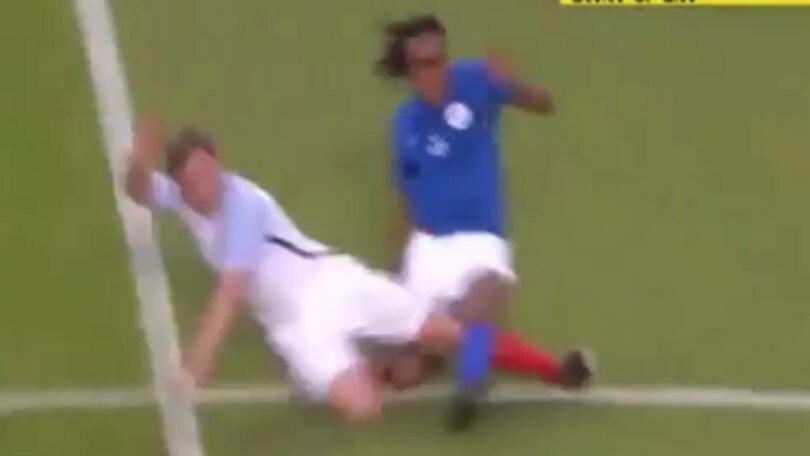 Davids rischia la gamba nella partita per beneficenza