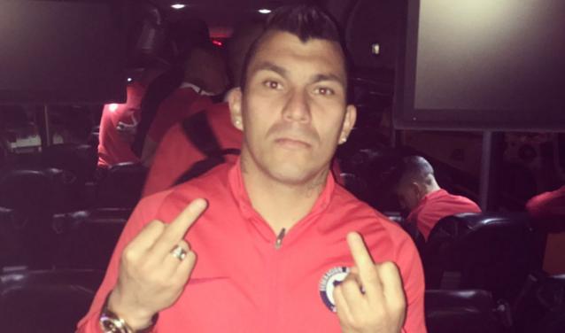 Medel, rabbia social: dito medio su twitter!