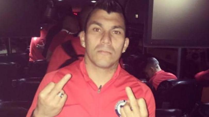 Medel, rabbia social: dito medio su twitter!