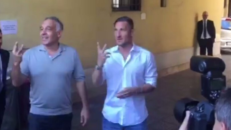 Totti e Pallotta scherzano all'uscita dallo studio Tonucci: «Rinnovo per tre anni»
