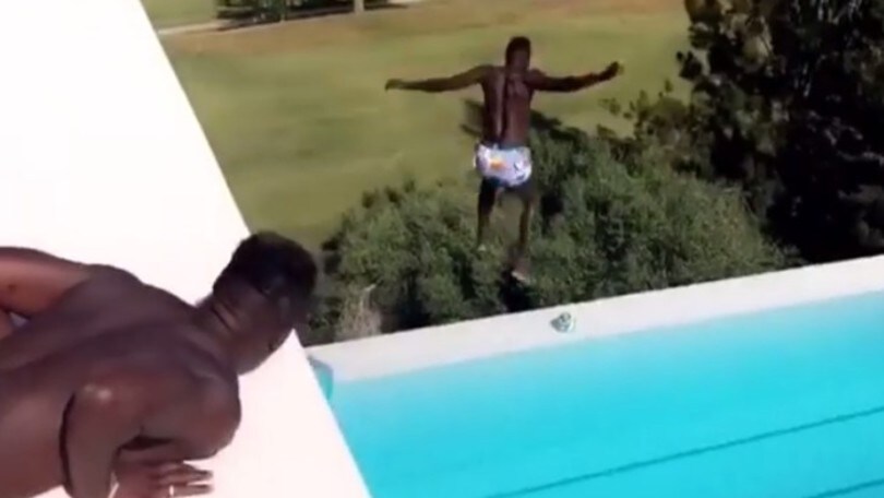Niang, tuffo dal tetto: i tifosi del Milan si infuriano