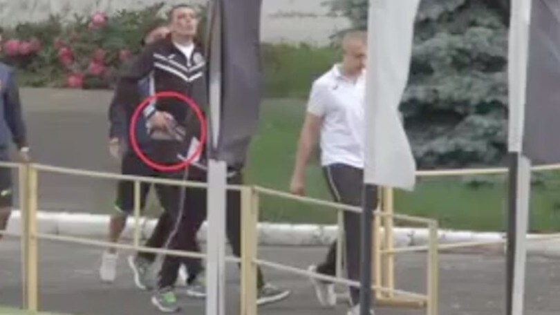 Aggredito dagli ultras il presidente tira fuori la pistola