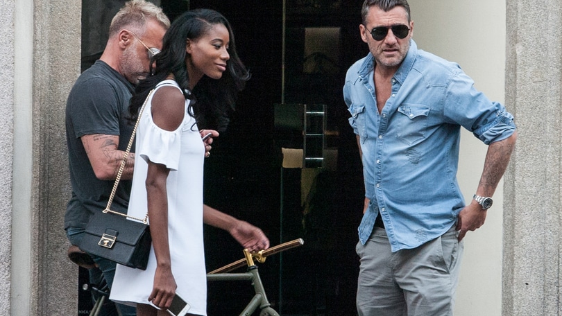 Vieri con la sua Jazzma mano nella mano a Milano