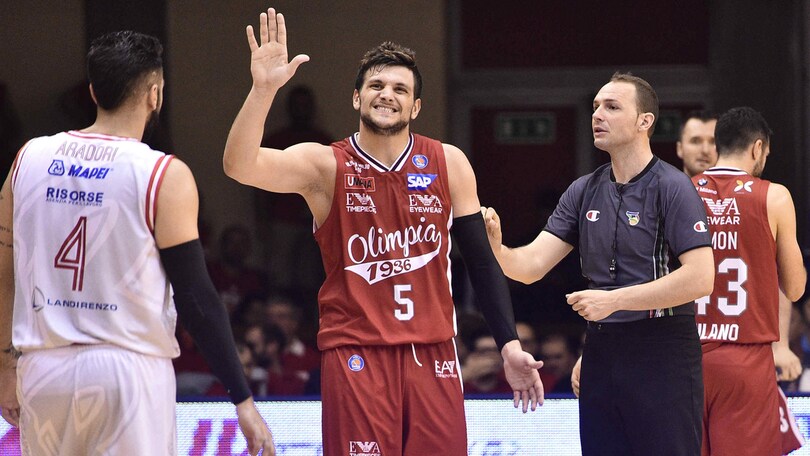 Basket, palla a Milano: il 3-2 su Reggio Emilia a 1,27