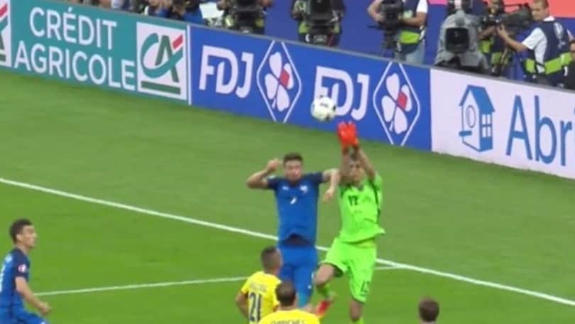 Francia-Romania, il fallo di Giroud su Tatarusanu