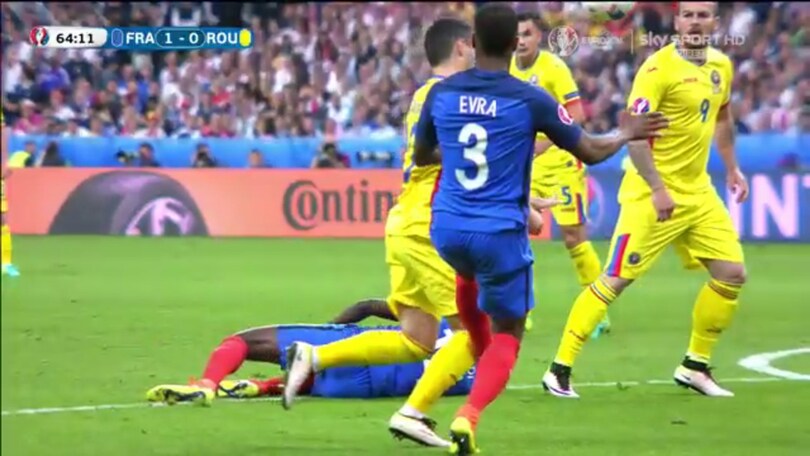 Euro 2016: Evra, fallo da rigore su Stancu