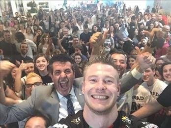 Volley: Superlega, bagno di folla per il primo giorno perugino di Zaytsev